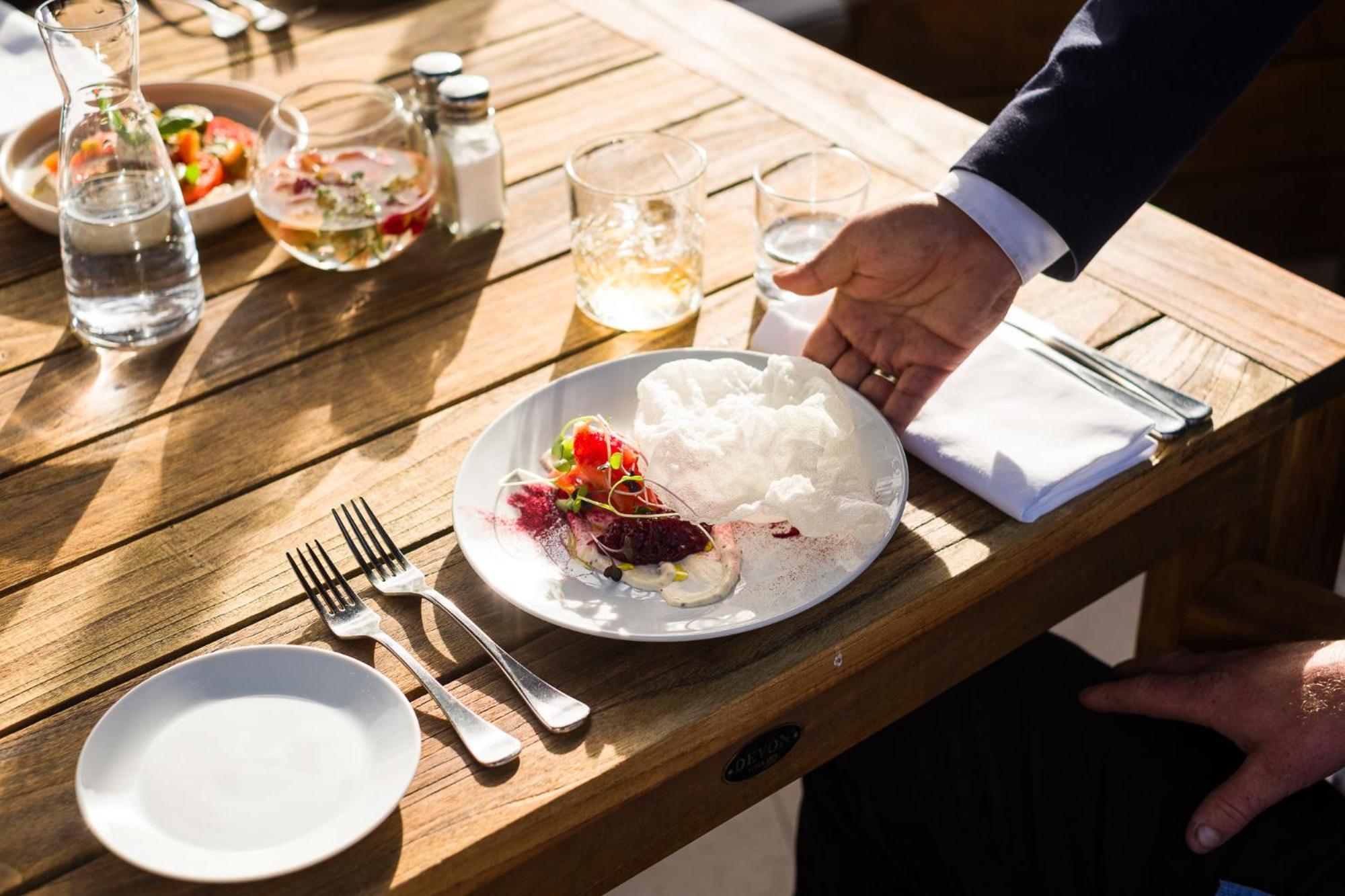 Carnmore Chateau Marlborough Бленем Экстерьер фото A waiter serving food