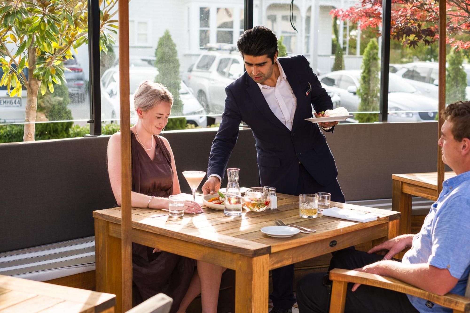 Carnmore Chateau Marlborough Бленем Экстерьер фото A waiter serving a customer