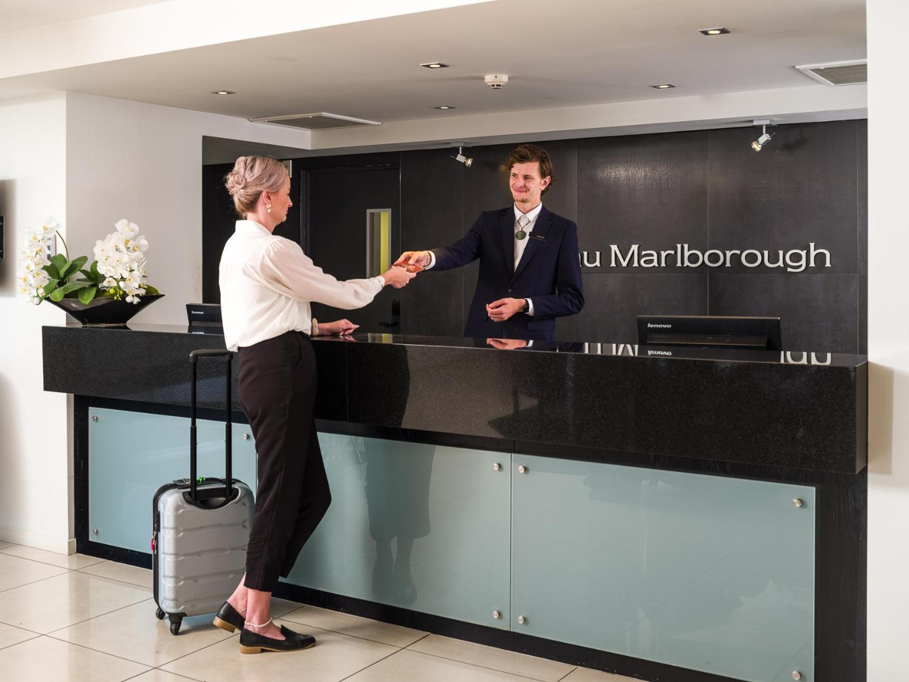Carnmore Chateau Marlborough Бленем Экстерьер фото A hotel receptionist