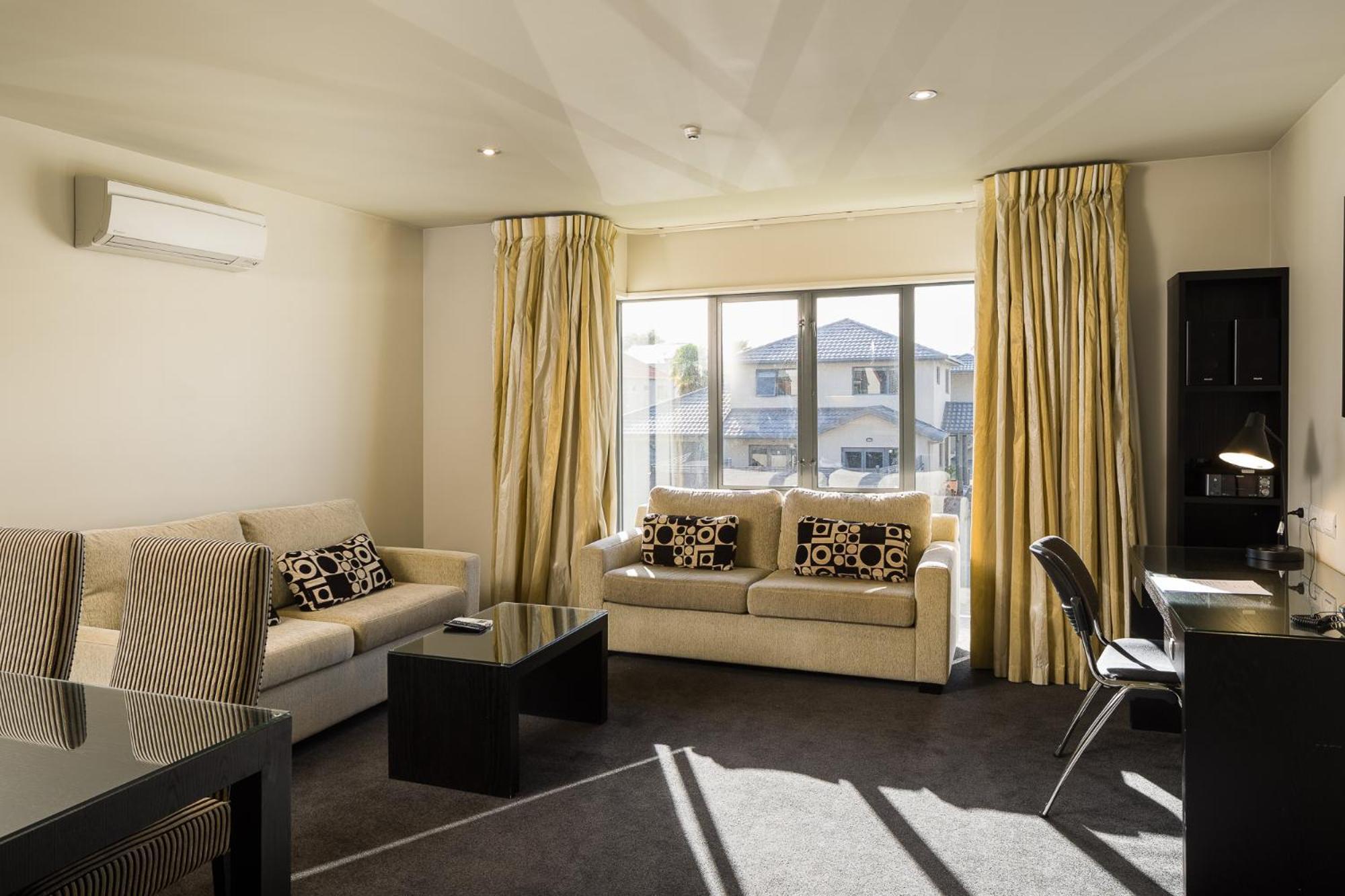 Carnmore Chateau Marlborough Бленем Экстерьер фото A living room in a modern apartment