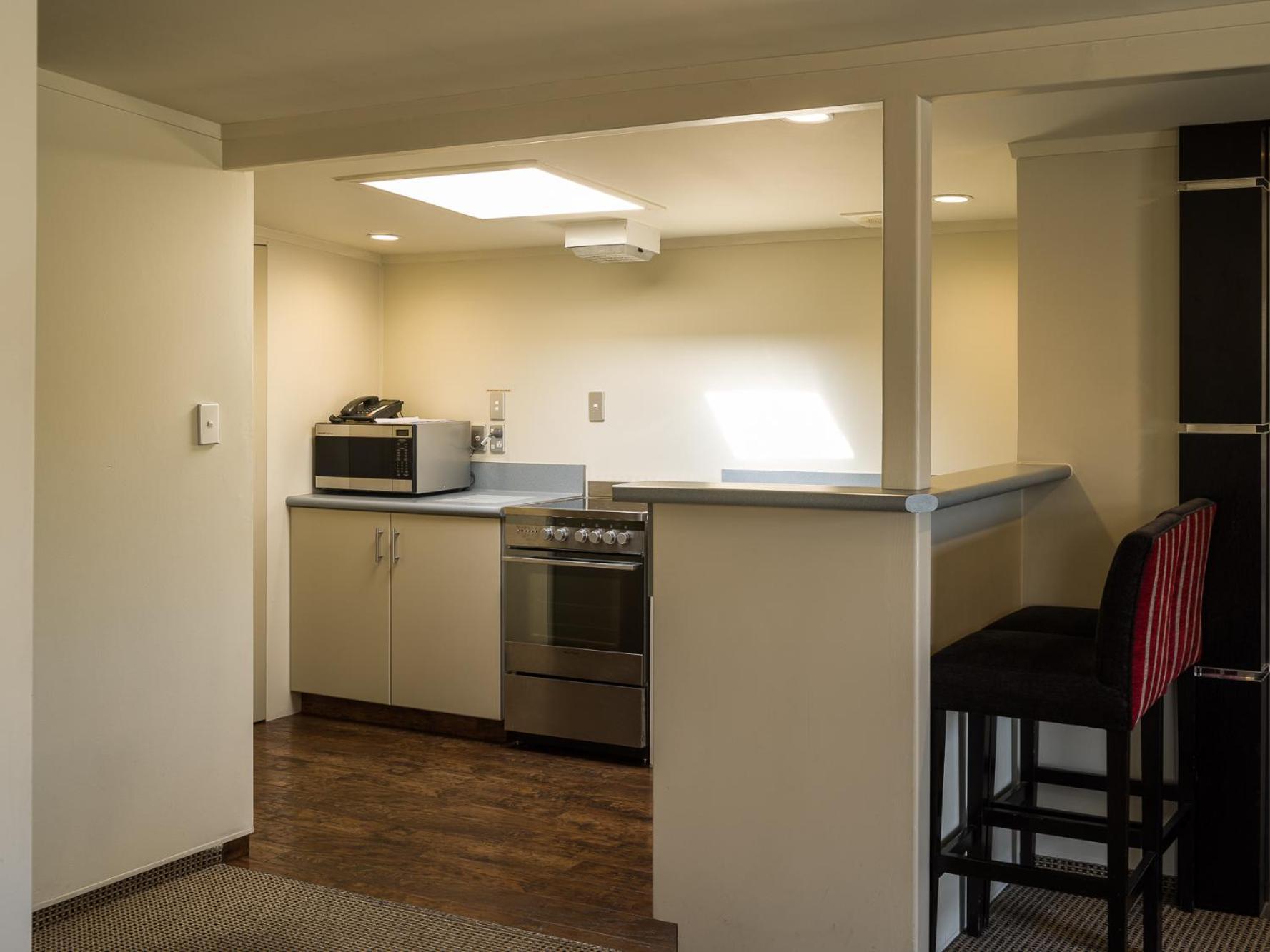 Carnmore Chateau Marlborough Бленем Экстерьер фото A typical kitchen in a student apartment