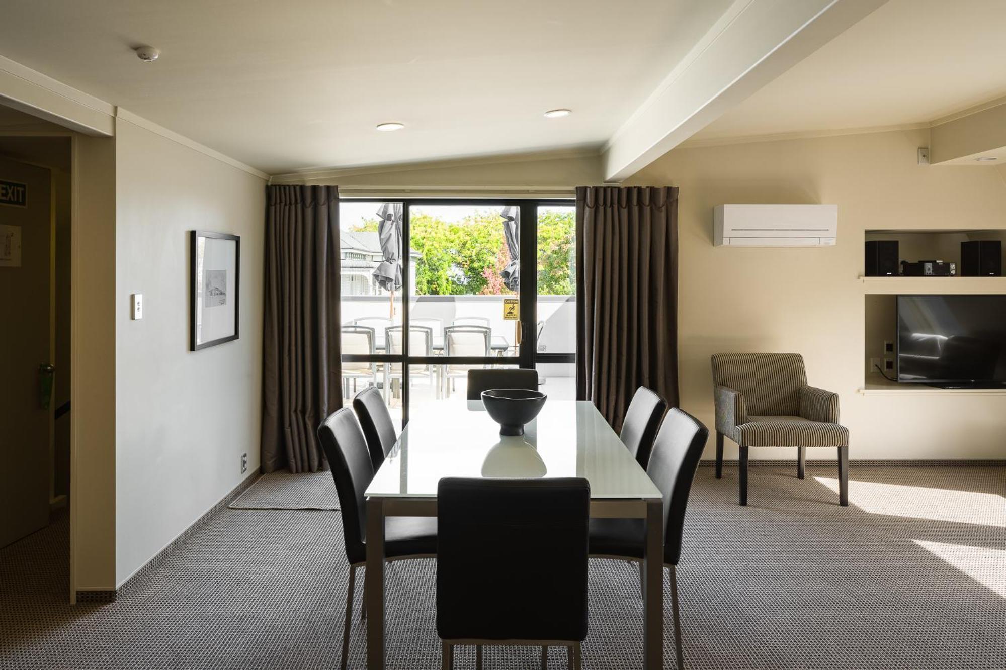 Carnmore Chateau Marlborough Бленем Экстерьер фото A typical apartment dining room